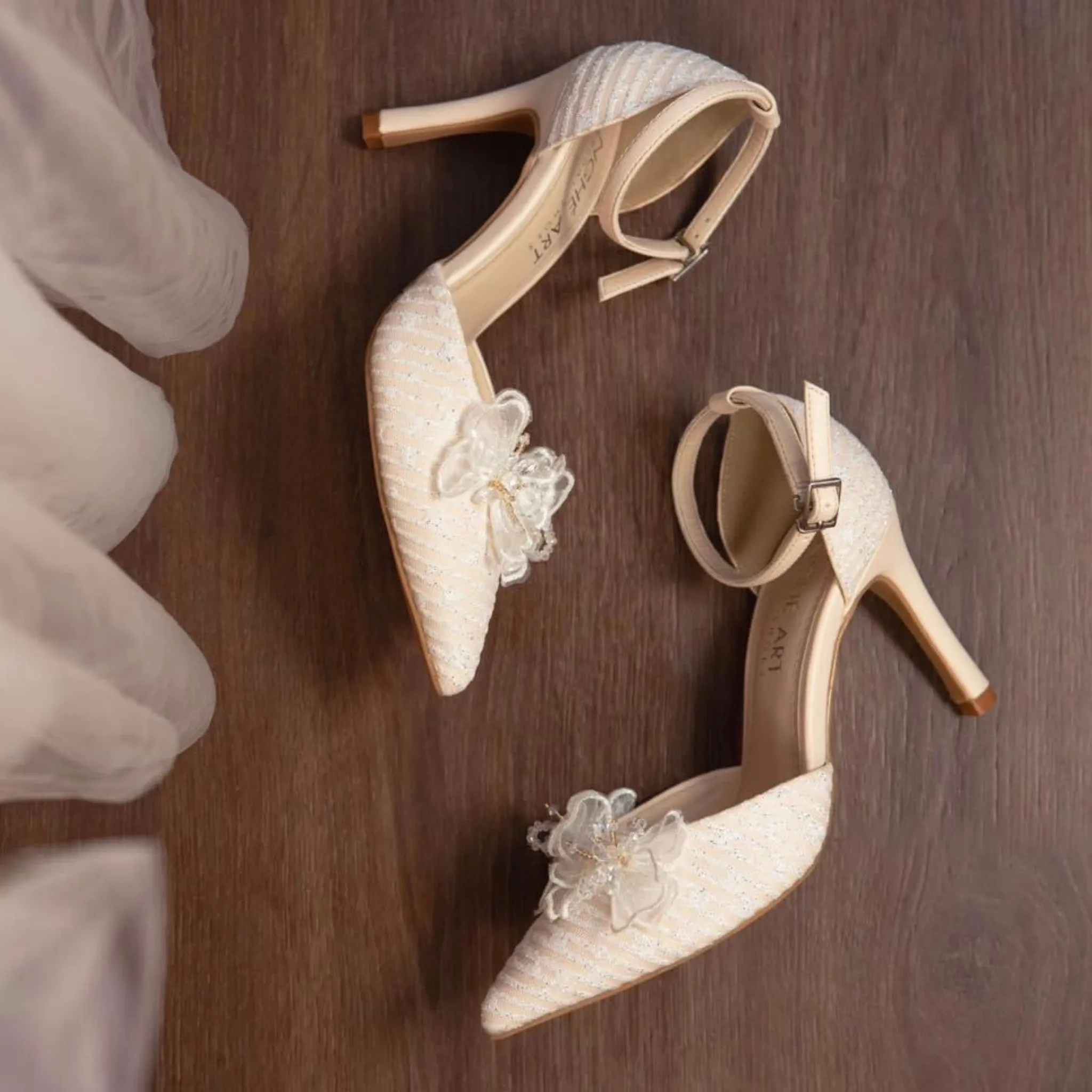 Handmade women lace pointed-toe pumps