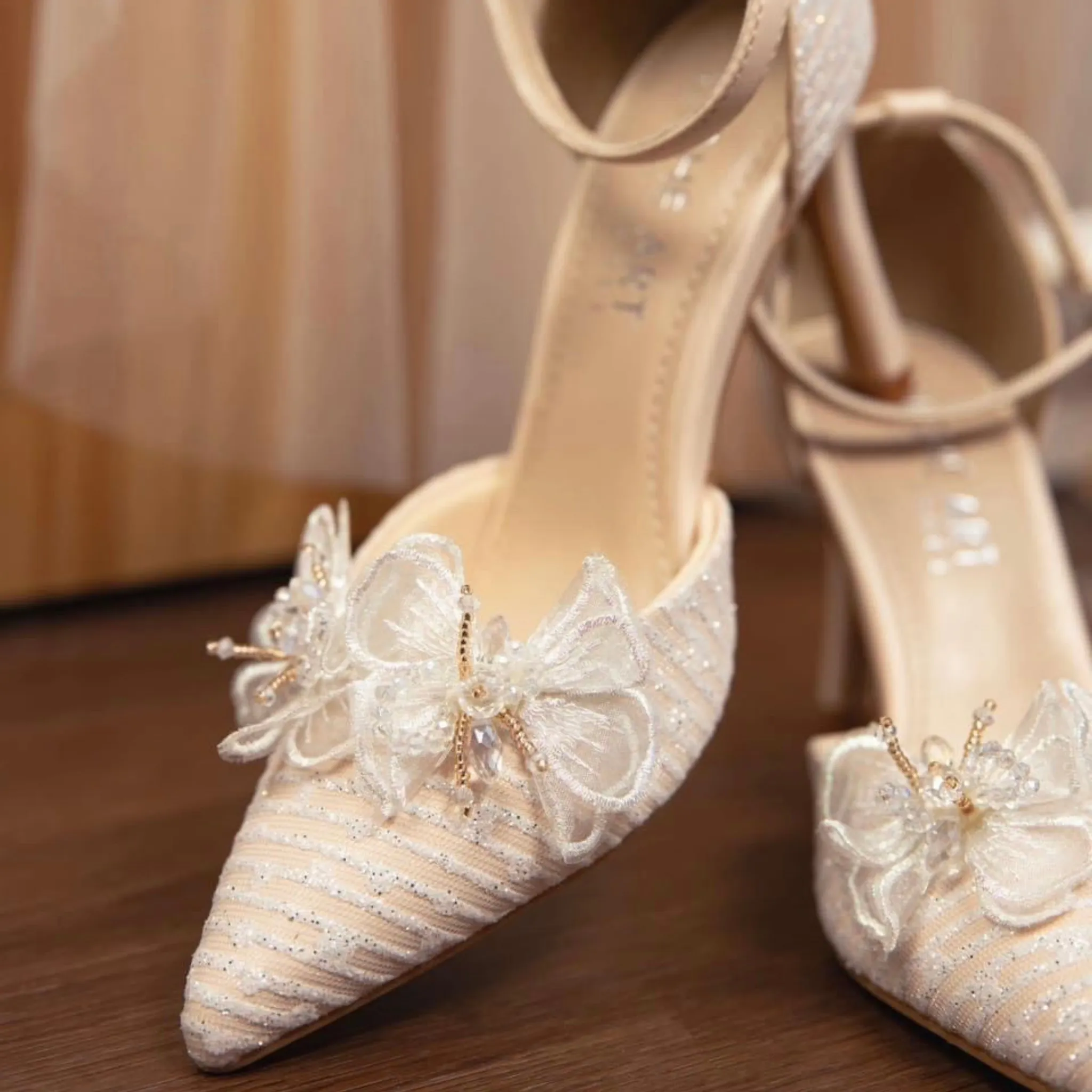 Handmade women lace pointed-toe pumps