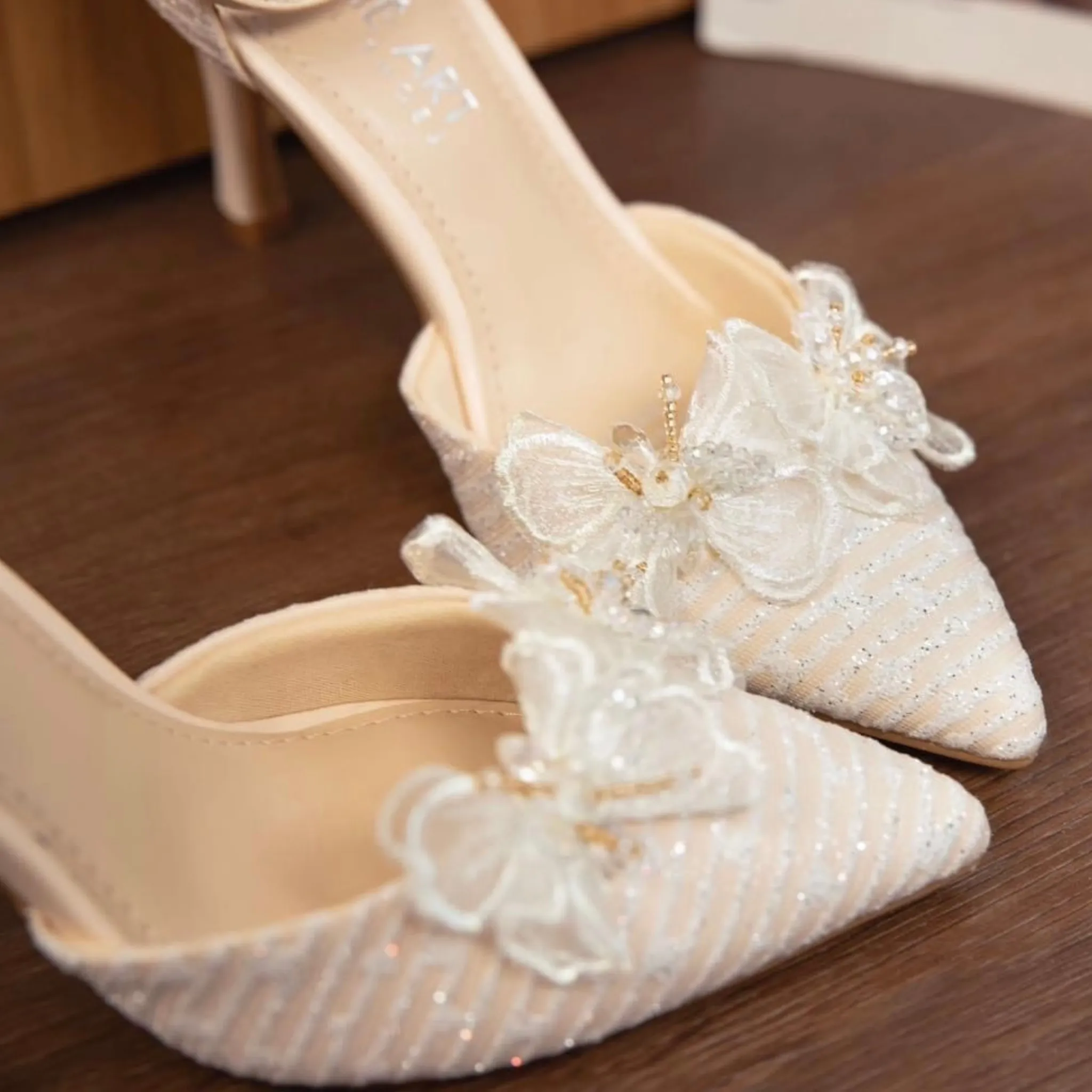 Handmade women lace pointed-toe pumps